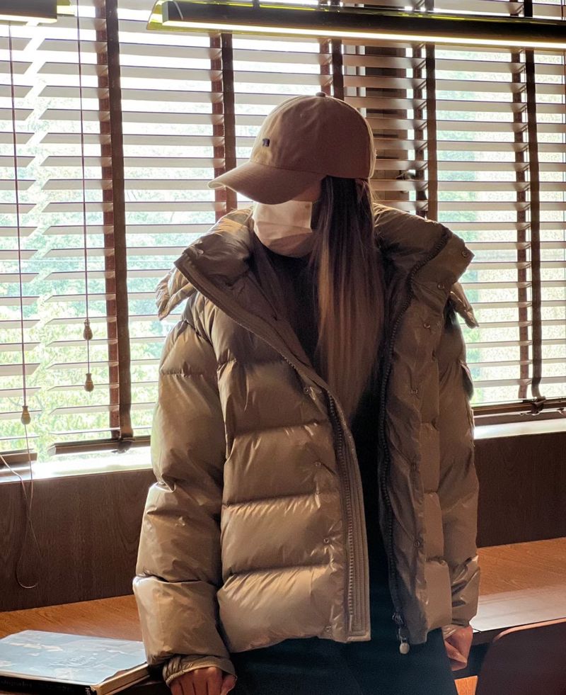 몽클레르 로고 패치 후드 다운 재킷 - 코치 패딩 레플리카 사이트 참고 이미지